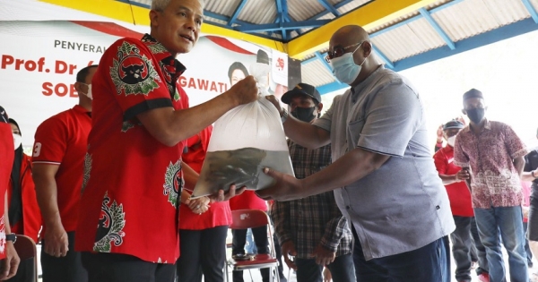 Ganjar Kader Banteng Tebar Benih Ikan Di Waduk Jatibarang