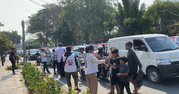 Hari Ulang Tahun Ganjar Relawan Bagikan 65 Ambulans Dan 1 000 Bunga Mawar