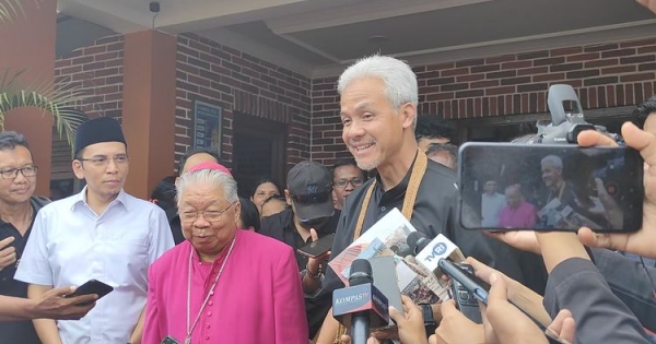 Ganjar Dapat Pesan Agar Berbuat Baik Dalam Berpolitik Saat Temui Uskup