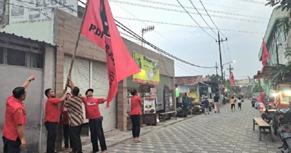 Sat Set Kader Bersama Warga Kibarkan Bendera PDI Perjuangan Merahkan