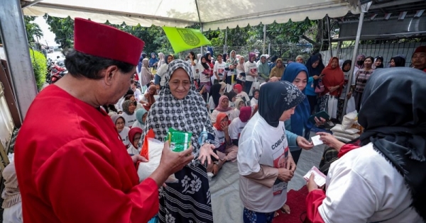 Terjun Langsung Bantu Warga Relawan Ganjar Mahfud Adakan Bazar Sembako