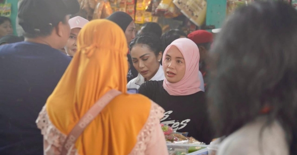 Siti Atikoh Blusukan Ke Pasar Rakyat Oro Oro Malang