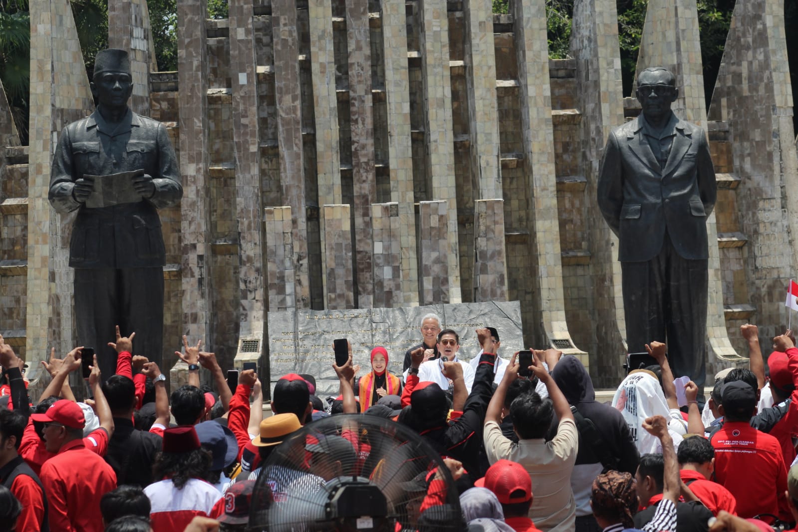 Berangkat Bersama Ganjar Dari Tempat Bersejarah Tugu Proklamasi Mahfud