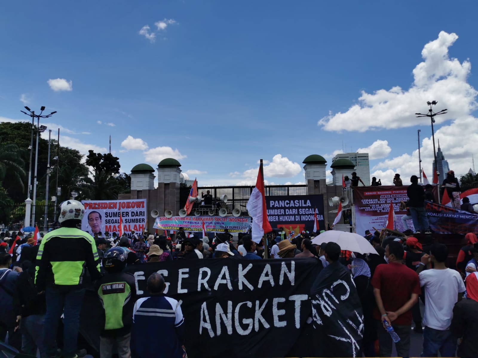 Di Tengah Rapat Paripurna DPR Koalisi Penyelamat Demokrasi Berunjuk