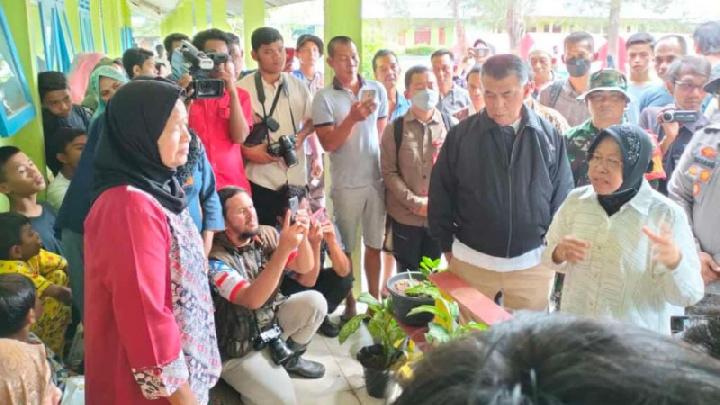 Risma Tinjau Posko Pengungsian Korban Tanah Longsor Di Desa Pangkalan