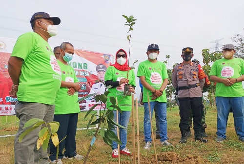 Hari Pangan Sedunia Dewi Aryani Tanam Bibit Buah Buahan