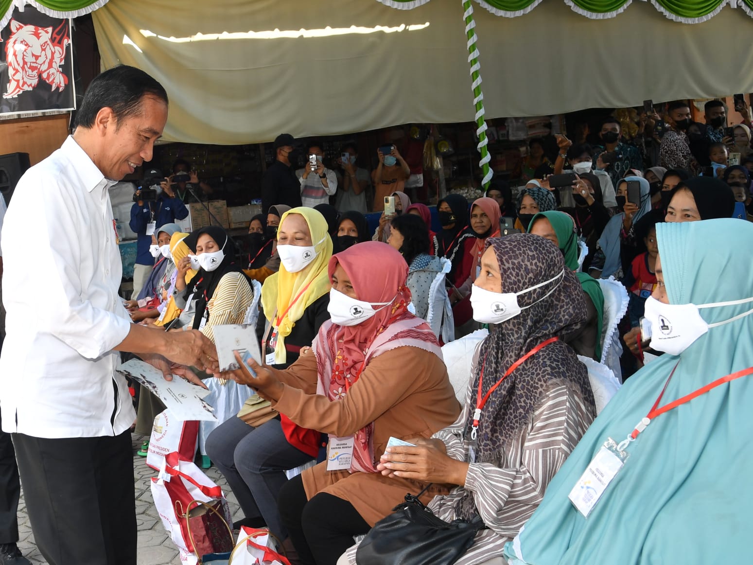 Presiden Jokowi Serap Curhatan Nelayan Di Bangka Barat