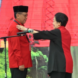 Megawati Lantik Kembali Hasto sebagai Sekjen PDI Perjuangan