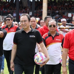 Prananda Prabowo Desain Trofi Soekarno Cup II: Dua Tangan Melambangkan Kekokohan Perjuangan