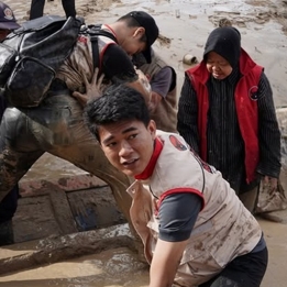 Ketika Lumpur Belum Kering: Risma Turun ke Selokan Bersama Warga Agam