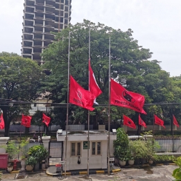 Berduka Try Sutrisno Wafat, PDI Perjuangan Kibarkan Bendera Setengah Tiang