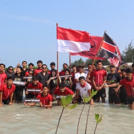 Sambut Soekarno Cup 2026, Skuad Banteng Jakarta FC Turun Ke Laut Tanam Mangrove di Pulau Harapan