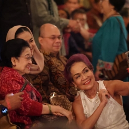 Megawati Hadiri Peluncuran Buku Autobiografi Erros Djarot, Didampingi Puti hingga Romy Soekarno