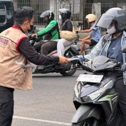PDI Perjuangan Bagikan Masker Antisipasi Dampak Erupsi Gunung Anak Krakatau dan Karhutla