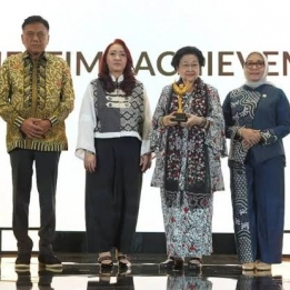 Raih Lifetime Achievement, Megawati Ajak Perempuan Berdaya Tak Hanya Jadi Sosialita