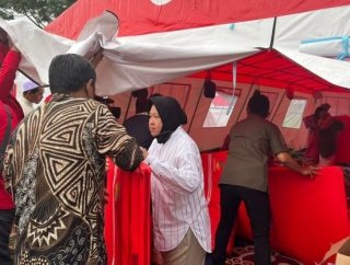 Risma Kunjungi Korban Gempa di Pelosok Cianjur