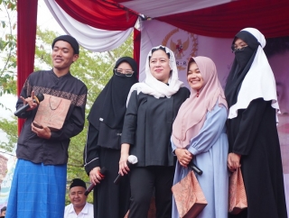 Puan Beri Kuis Berhadiah HP di Ponpes Darul Ulum Kubu Raya 