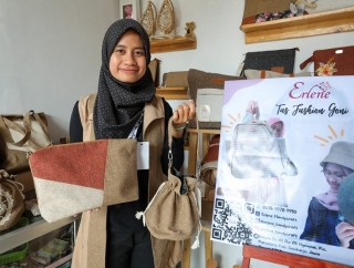 Lapak Ganjar Bangkitkan UMKM Tas Fesyen Bahan Goni, Bahkan Tambah Karyawan 