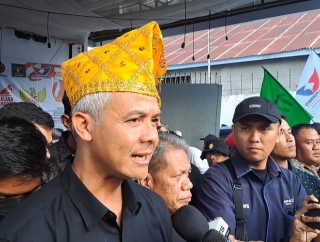 Ganjar Doakan Warga Sumbar dan Pendaki Korban Erupsi Gunung Marapi