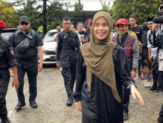 Sambangi Kota Kembang, Siti Atikoh Disambut dengan Lagu Halo-Halo Bandung