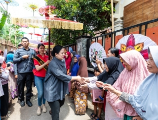 Dewan Penasehat TPN Ganjar-Mahfud Resmikan Pasar Gedhe Klaten yang Kini Semi Modern, Puan Ikut Joget Bareng Pedagang
