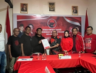 Tokoh Masyarakat Makassar Wakili Indira Yusuf Ismail Ambil Formulir Pilkada Makassar di PDI Perjuangan