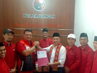 Pertama, Mantan Bupati Lampung Barat Ambil Berkas Penjaringan Pendaftaran Balon Kada PDI Perjuangan