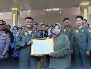 Mensos Risma Beri Penghargaan TNI AU, Aktif Bantu Korban Banjir Luwu 