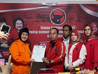 Diantar Ratusan Simpatisan dan Perwakilan Warga Masyarakat Makassar, Indira Datangi Kantor Banteng Makassar