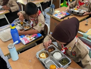 Pramono-Rano Jalankan Program MBG dan Uji Coba Sekolah Swasta Gratis