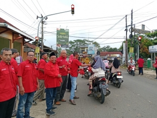Ahmad Ridwan Berbagi Takjil: Susah dan Senang Kita Harus Hadir di Tengah Masyarakat