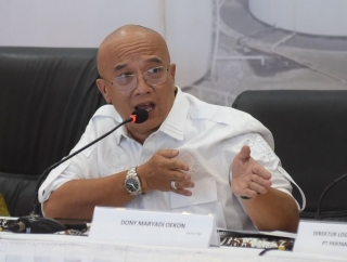 Dony Oekon Serahkan Bantuan Mesin Tempel ke Nelayan di Kecamatan Cibalong
