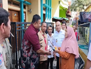 Yudha Puja Turnawan Kunjungi dan Bantu Emak Yuyun Bangkit Kembali