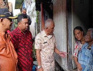 Yudha Puja Turnawan Kunjungi Langsung Emak Oyang, Lansia Korban Rumah Roboh di Pananjung