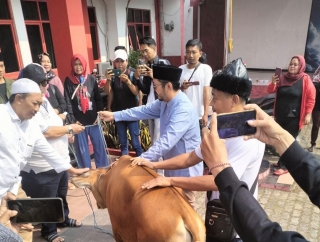 PDI Perjuangan Karawang Bagikan Daging 3 Sapi Kurban Untuk Kader dan Warga 