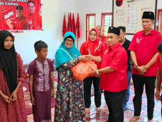 Banteng Bangka Barat Bagikan Ratusan Paket Sembako ke Masyarakat Kurang Mampu