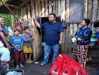 Yudha Puja Bantu Warga yang Rumahnya Roboh Hingga Tinggal di Kandang