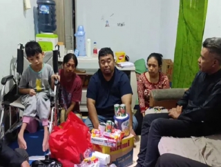 Yudha Puja Serahkan Bantuan Sembako dan Santunan Uang Tunai Bagi Anak Disabilitas 