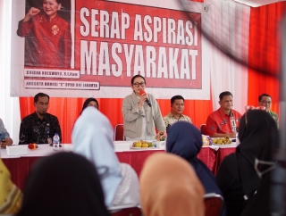 Chicha Koeswoyo Serahkan Bantuan Alkes Untuk Posbindu di Kelurahan Gandaria Selatan