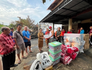 Karolin Tinjau Lokasi Kebakaran Empat Ruko dan Serahkan Bantuan di Jalan Serimbu-Ngabang