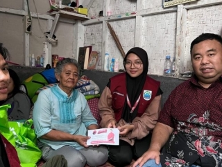 Yudha Puja Turnawan Tinjau Kondisi Warga Miskin Ekstrem di Kelurahan Kota Wetan, Garut Kota