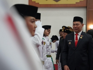 Bupati Fransiskus Diaan Kukuhkan 27 Paskibraka Kapuas Hulu 2025