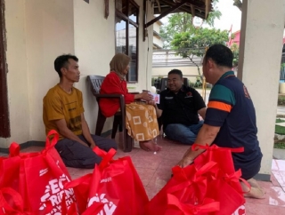 Yudha Puja Turnawan Bantu Ringankan Janda Tua Djuarsih Korban Kebakaran di Cibatu