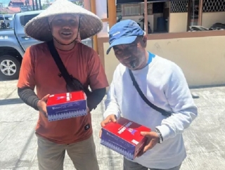 Alex Indra Lukman Rutin Bagikan Ratusan Kotak Nasi Untuk Warga di Kota Padang.