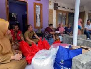 Yudha Puja Turnawan Bantu Korban Kebakaran Rumah Sepasang Lansia di Desa Cinunuk