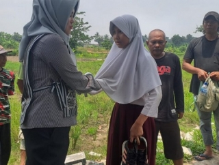 Sarifah Ainun Berikan Bantuan Beli Sepatu Baru Saat Tinjau Perbaikan Infrastruktur