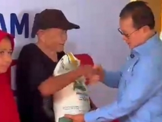 Rokhmin Dahuri Salurkan 276 Paket Bantuan Pangan di Cirebon: Swasembada Pangan Tak Hanya Diukur dari Stok!