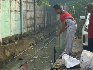 PAC PDI Perjuangan Sukolilo Gelar Kerja Bakti Bersama Warga