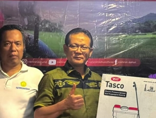 Rokhmin Dahuri Salurkan Bantuan Mesin Pompa Untuk Poktan Desa Wilulang, Cirebon