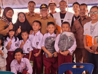 Masinton Barikan Bantuan di Sekolah Darurat di Posko Pengungsian Kebun Pisang